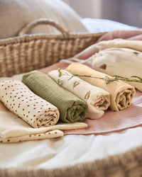 Swaddles & muslin blankets