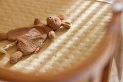 Jollein Vanilla jacquard muslin blanket in a cot
