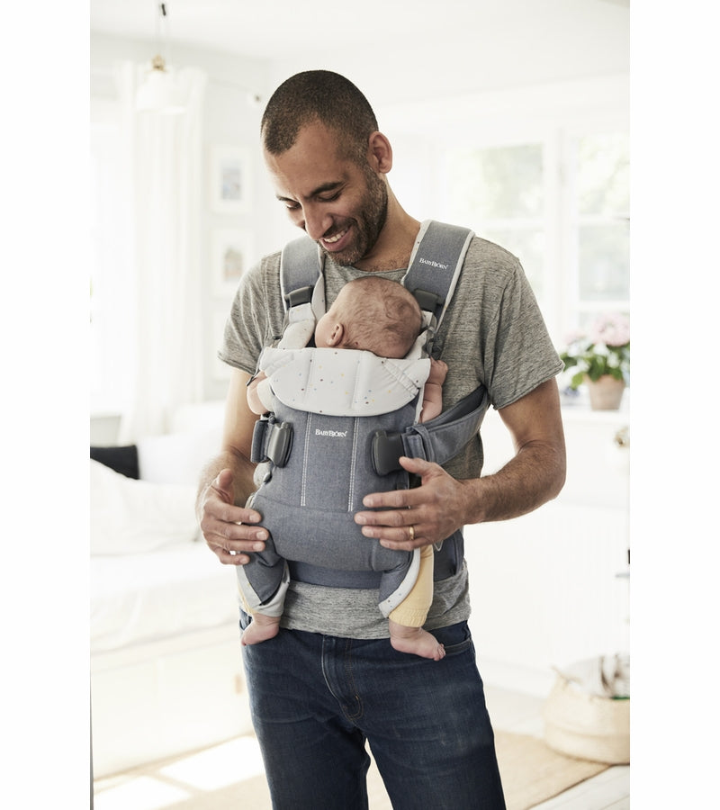 Carrying a newborn outlet in a babybjorn